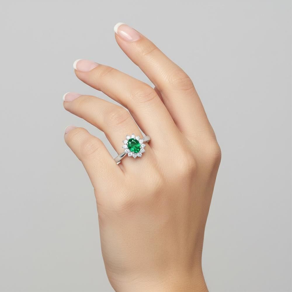 Anello Smeraldo Taglio Ovale in Oro Bianco 18 Kt con e Diamanti