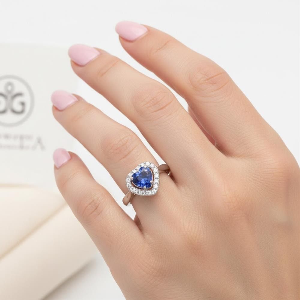 Anello Solitario Cuore in Oro Bianco 18 Kt, Zaffiro Blu e Diamanti