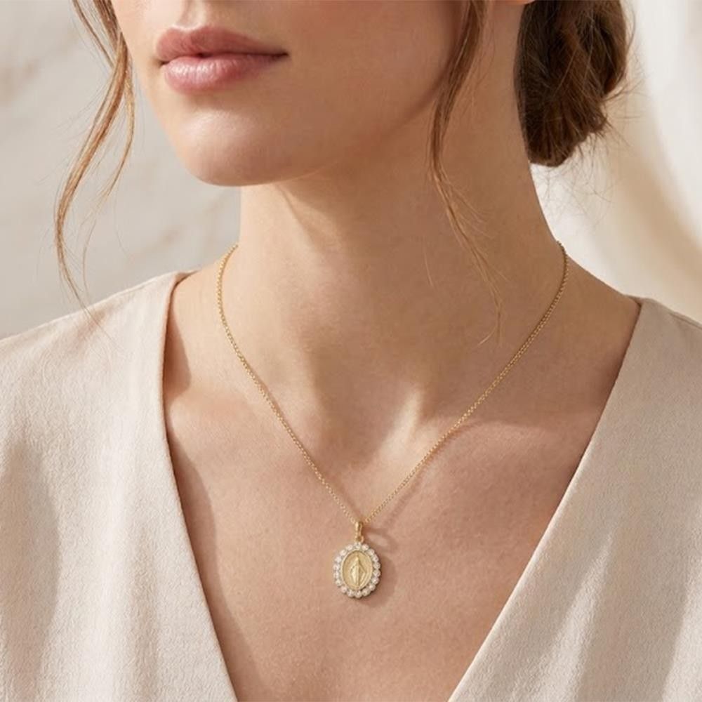 Ciondolo Medaglia Ovale Madonna in Oro Giallo 18 Kt e Cubic Bianca