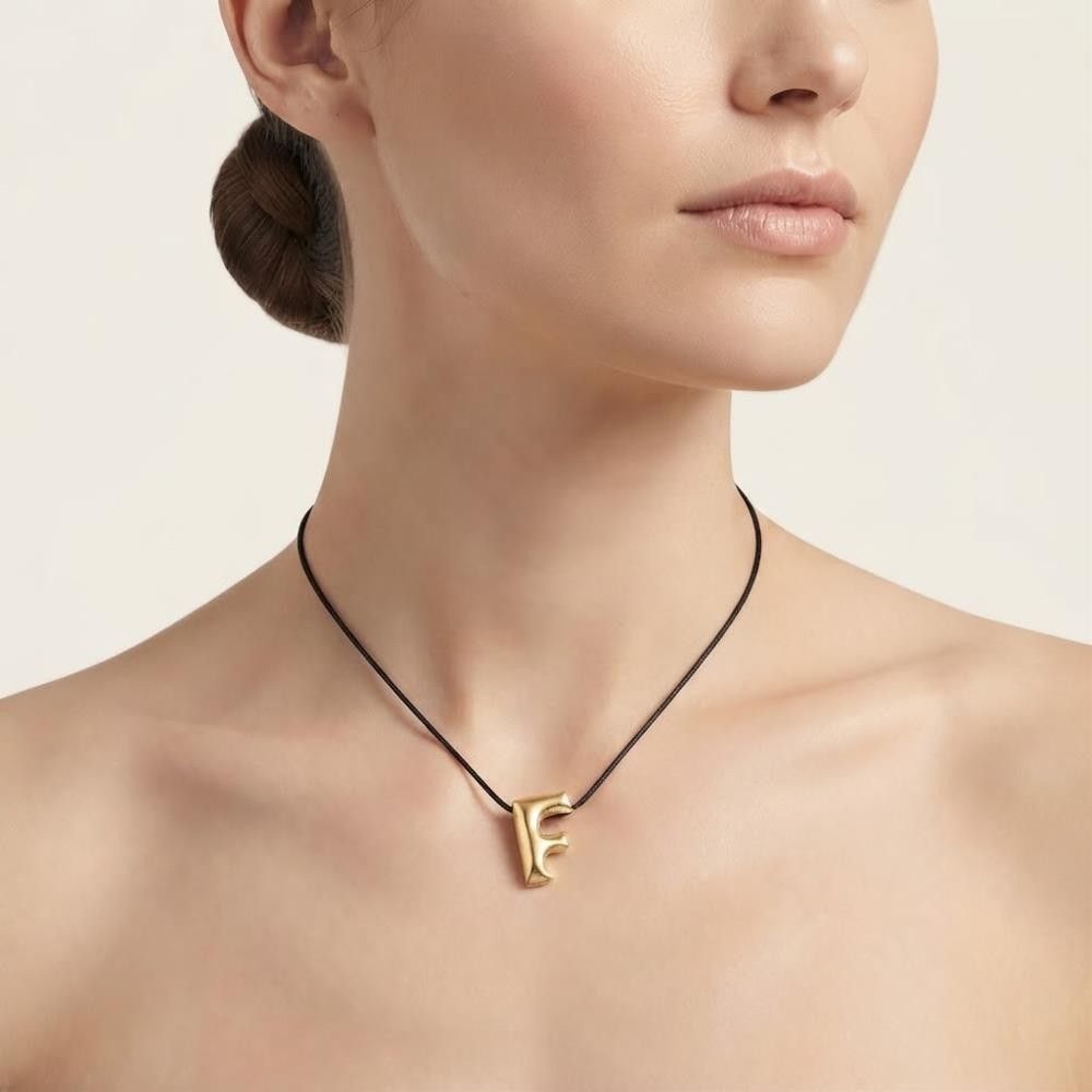 Collana con Lettera F con Cordino Nero in Oro Giallo 18 Kt