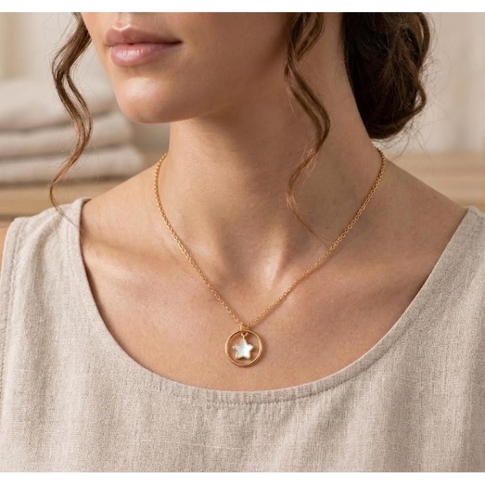 Collana con Stellina in Madreperla e Oro Giallo 18 Kt
