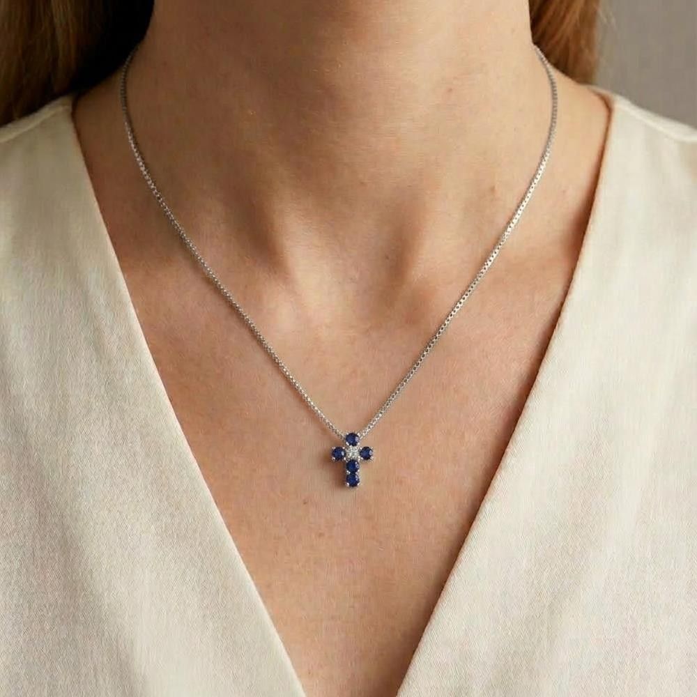 Collana Croce Piccola in Oro Bianco 18 Kt Diamante e Zaffiri Blu