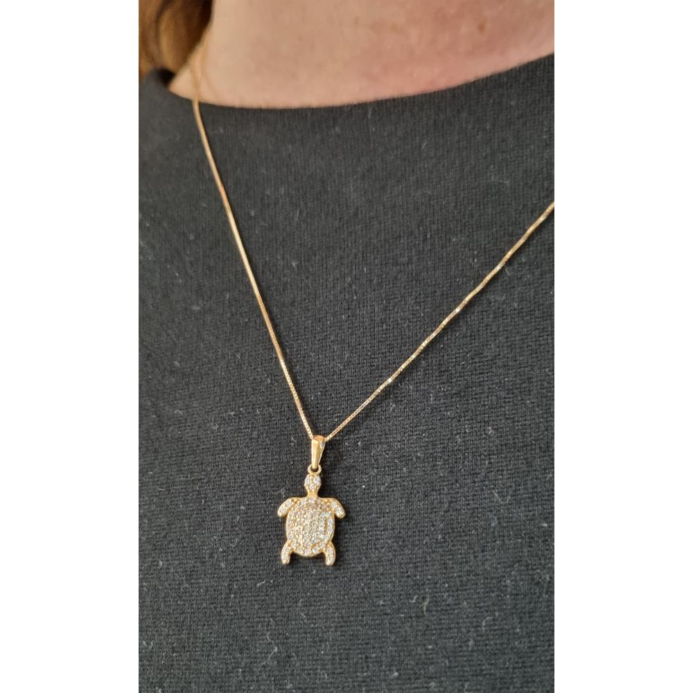 collana tartaruga indossata